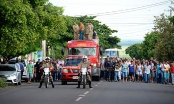 Comoção da população marca o sepultamento de Ruiter Cunha 
