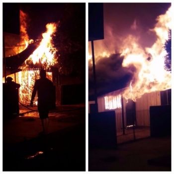 Incêndio destrói casa de madeira ao lado de depósito de gás