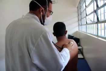 Agentes penitenciários e detentos fazem testes para o combate a tuberculose