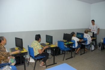  UFGD forma grupo de idosos em curso experimental de informática