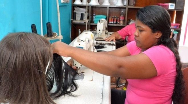 Reeducandas de Dourados fabricam perucas para mulheres com câncer