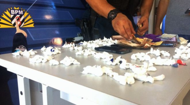Homem é preso em flagrante com 100 papelotes de cocaína