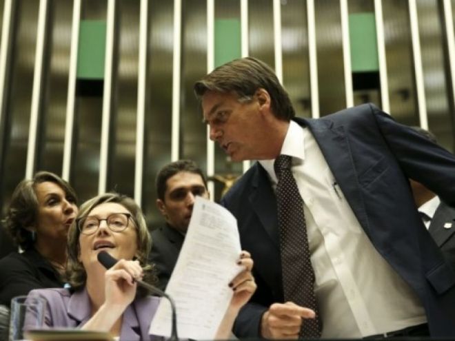 Bolsonaro é condenado a pagar indenização por danos morais à Maria do Rosário