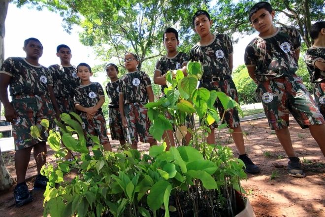 Crianças do projeto Florestinha plantam árvores em frente à Governadoria