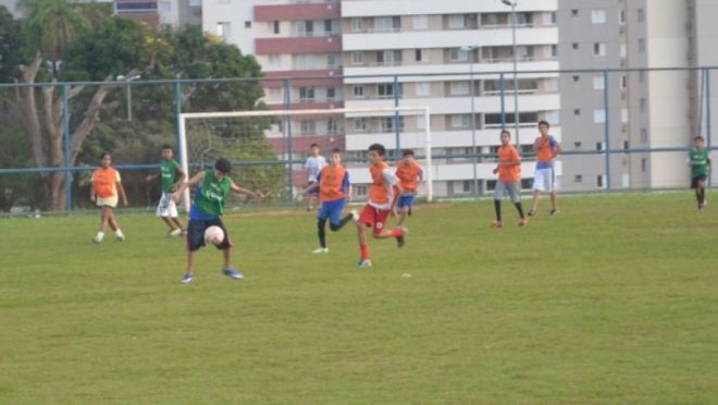 Jovens do bairro Pioneira ganham aulas gratuitas com ex-jogador de futebol