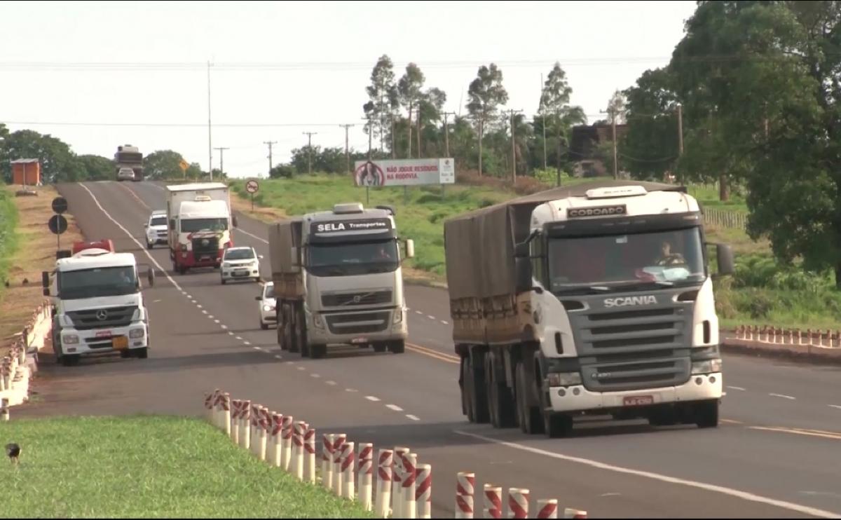 Caminhão carregado de soja tomba e interdita BR - 163