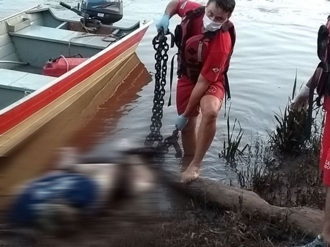 Rapaz sai para negociar carro e aparece morto, acorrentado em rio