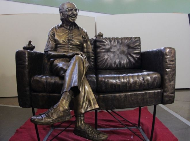 Est&aacute;tua de Manoel de Barros &eacute; inaugurada