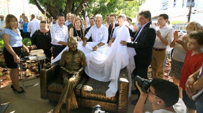 Estátua de Manoel de Barros é inaugurada na Afonso Pena