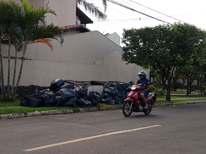 Por conta do feriado, moradores sofrem com lixo acumulado