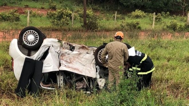 Mulher morre em acidente envolvendo três veículos