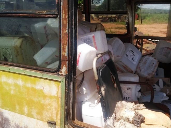 Dono de fazenda é multado por armazenar embalagens de agrotóxicos em sucata de ônibus