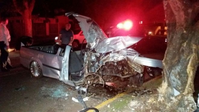 Passageiro de carro morre após o motorista bater em árvore