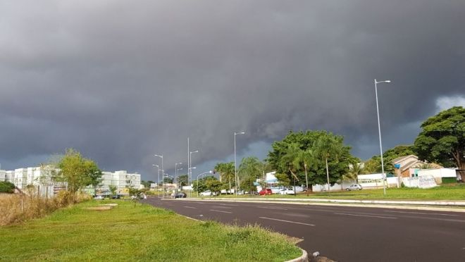 Campo Grande registra quase 30 raios por hora e chuva continua