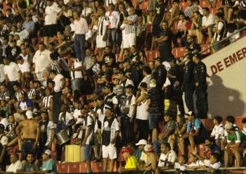 Torcedor arremessa rojão em jogadores na partida do Operário x Cuiabá em Campo Grande