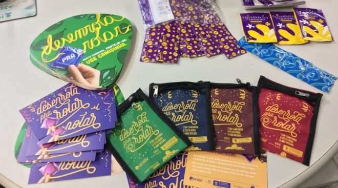 Kits informativos e preservativos são distribuídos durante o Carnaval