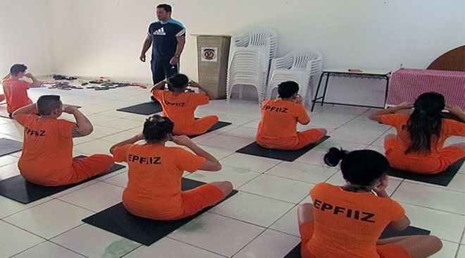 Yoga ajuda na mudança de comportamentos e melhora disciplina de detentas