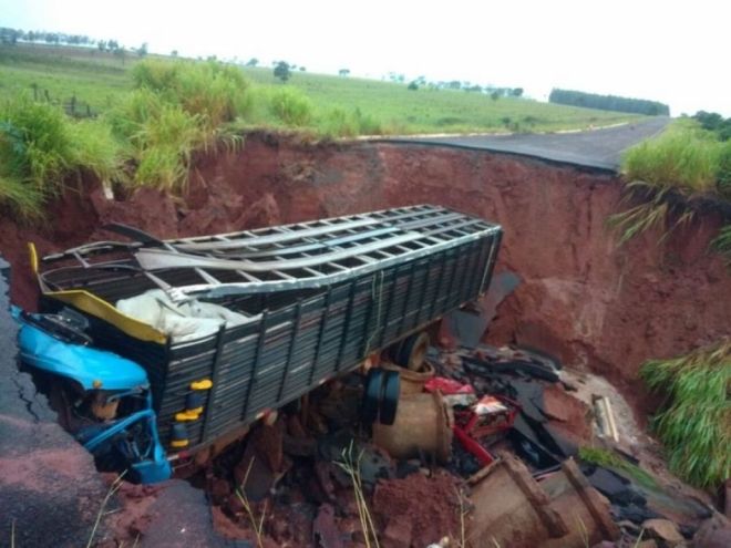 Caminhão despenca em cratera formada em rodovia de MS e passageiro morre