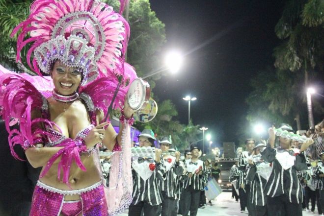Vila Mamona e Império do Morro duelam na última noite de desfile