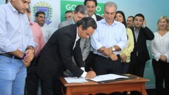 Estado e prefeitura assinam contrato para a constru&ccedil;&atilde;o de mais de 1,1 mil casas