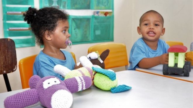Crianças recebem brinquedos pedagógicos confeccionados por detentos