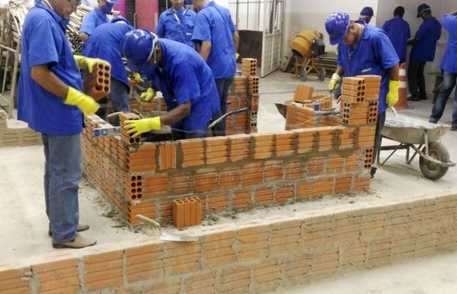 Cursos de qualificação gratuitos são oferecidos para idosos