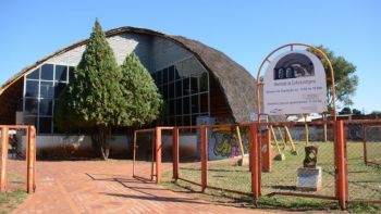 Memorial da Cultura Indígena é entregue com mural de artista plástica canadense