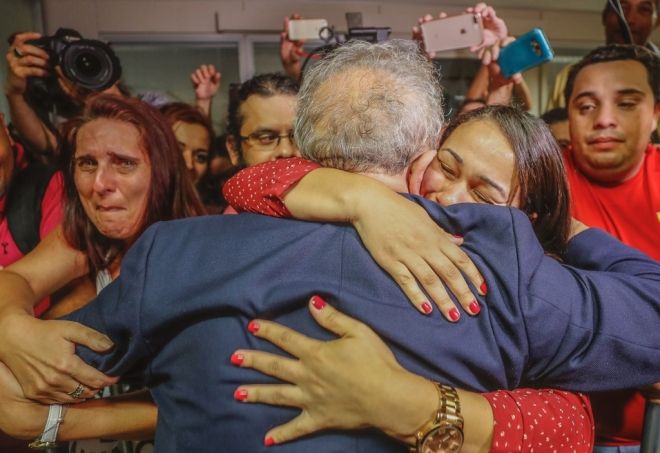 Prazo para Lula se apresentar à PF termina; ex-presidente continua em sindicato