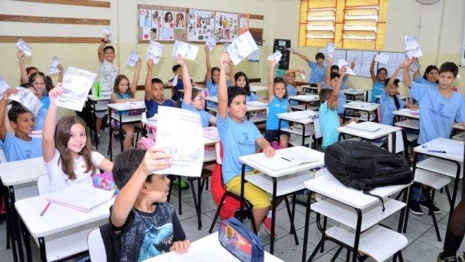 Jogadores do Operário entregam ingressos para alunos de escola municipal