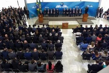 Temer dá posse a novos ministros e afirma que Brasil está no rumo certo