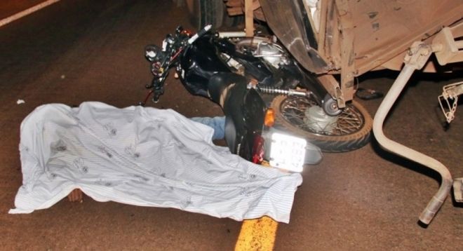 Motociclista de 29 anos morre ao colidir em caminhão