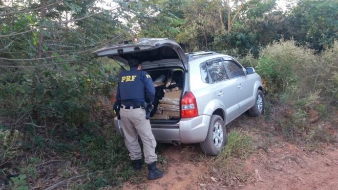 Traficante foge de policiais, mas deixa 266 quilos de maconha para trás 