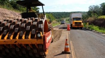 Reconstrução de rodovia que “esfarelou” ficará pronta em agosto, 