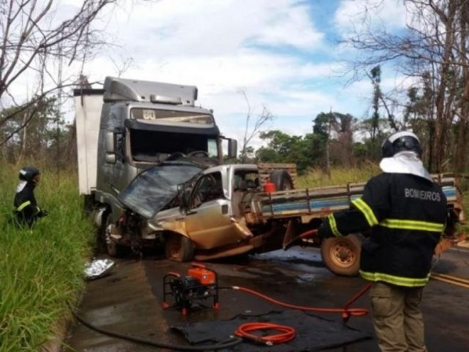 Gerente de fazenda morre após bater caminhonete que dirigia de frente com caminhão