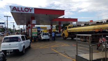 Postos de combustível têm fila e muitas mudanças de preço 