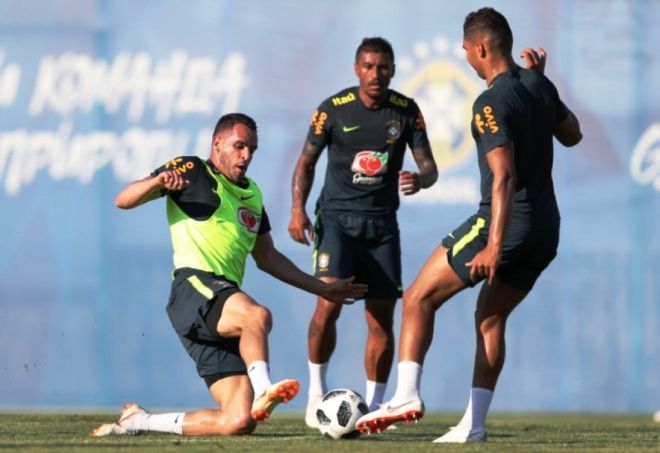 Tite trabalha movimentações ofensivas e defensivas com a Seleção Brasileira
