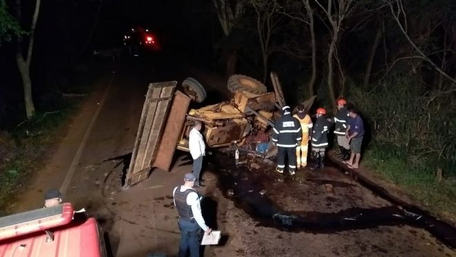 Motorista morre em acidente entre trator e caminhonete