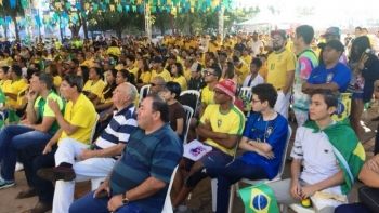 Praça da Copa reúne mais de 700 torcedores