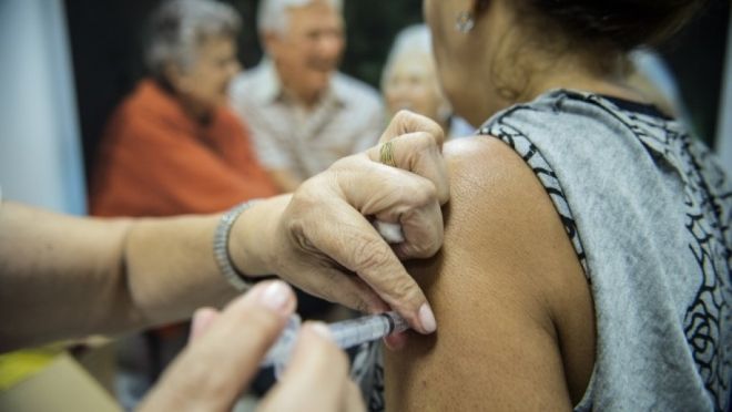 Vacina contra gripe é oferecida para toda população