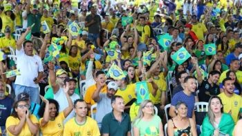Jogo do Brasil muda horário de funcionamento de locais e serviços