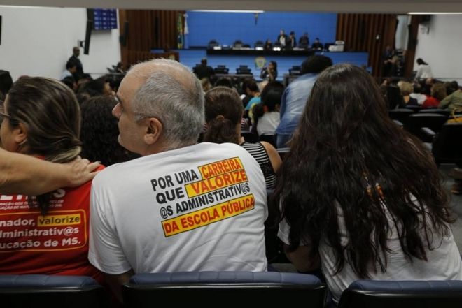 Em protesto por acordo salarial, servidores do administrativo vão à Assembleia