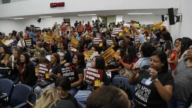 Em protesto por acordo salarial, servidores do administrativo vão à Assembleia