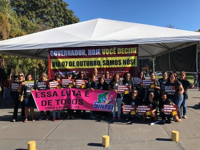 Em protesto por acordo salarial, servidores do administrativo vão à Assembleia