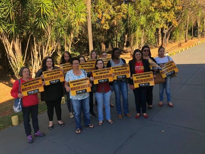 Em protesto por acordo salarial, servidores do administrativo vão à Assembleia