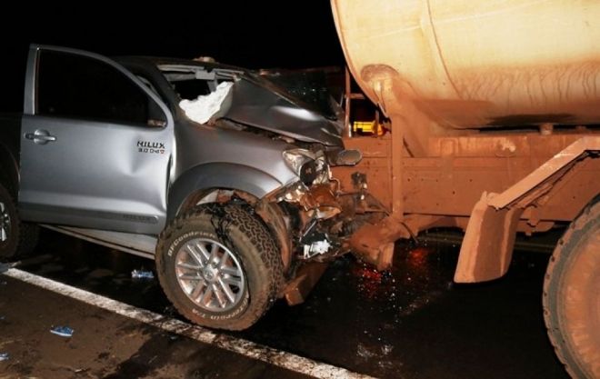 Motorista de caminhonete morre ao colidir atrás de caminhão