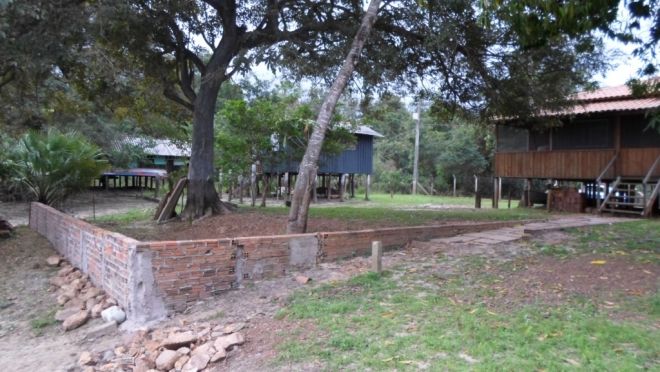Dono de rancho constrói muro em área de preservação e é multado