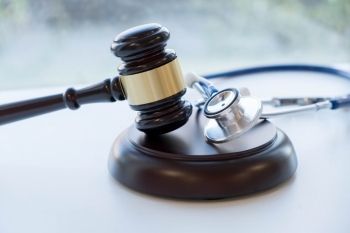 Médico é condenado por cobrar cirurgias pagas pelo SUS