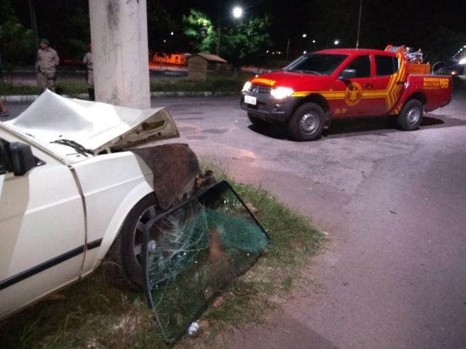 Bêbado, motorista bate o carro em poste de iluminação pública