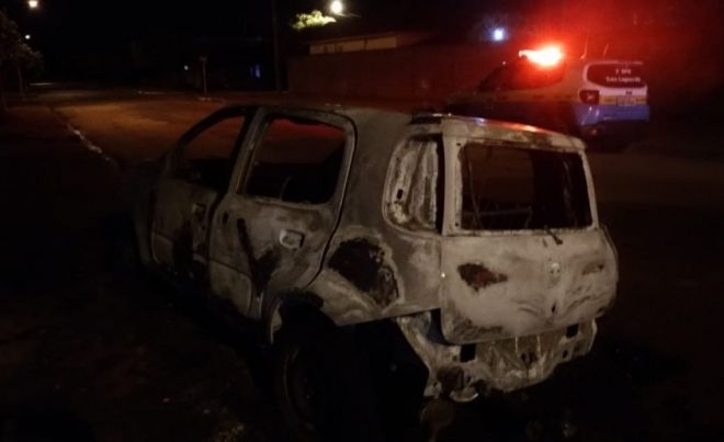 Carro pega fogo em Três Lagoas e Polícia suspeita de crime