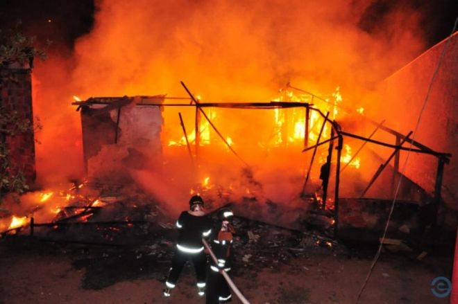 Residência fica completamente destruída em incêndio em Coxim